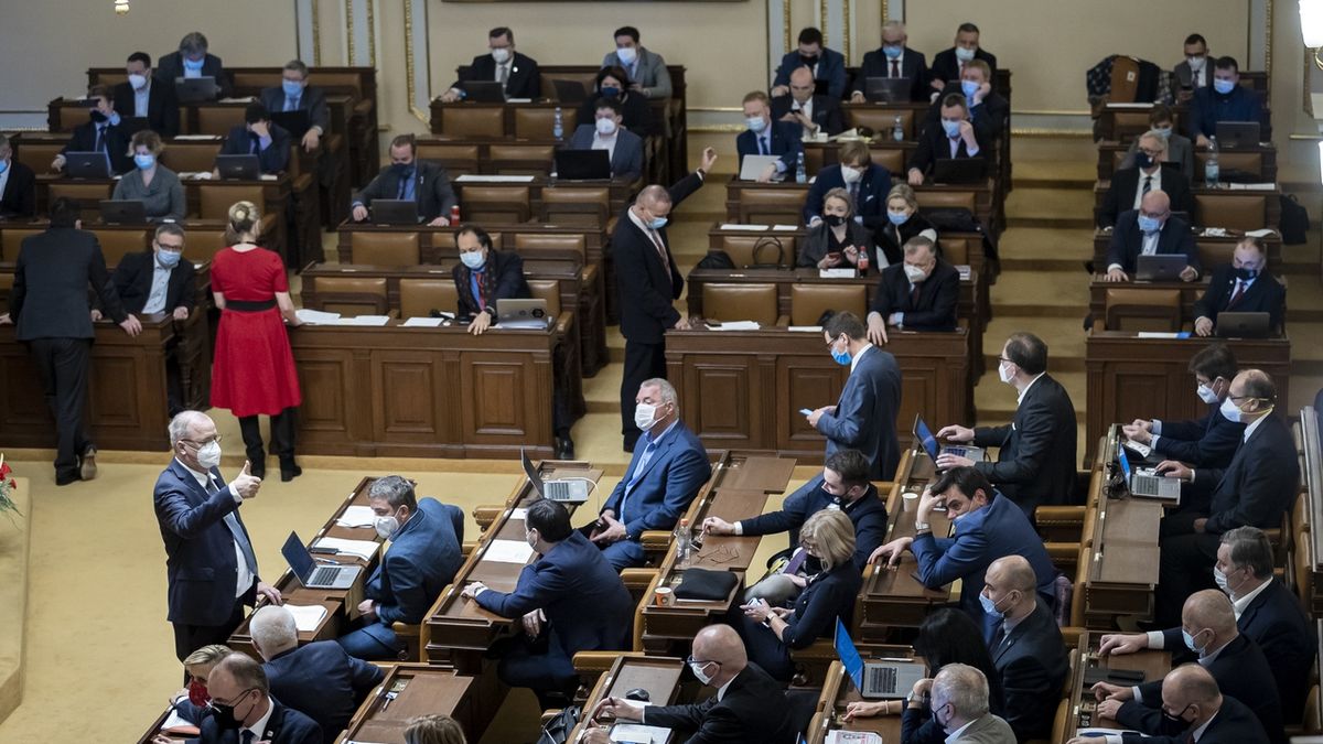 Poslanci se sejdou těsně před volbami: Bečva a platy poslouží jako ostrá munice